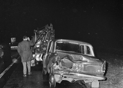 128784 Afbeelding van een verongelukte auto na een kettingbotsing op Rijksweg 12 ten zuiden van Utrecht.